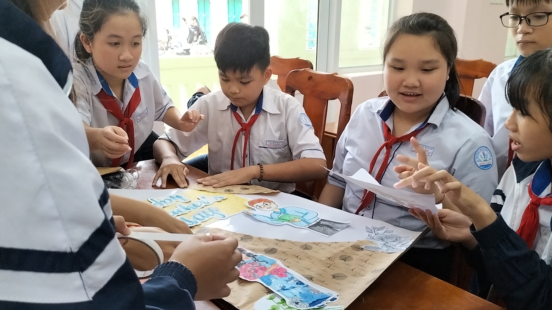 Học sinh hoạt động nhóm